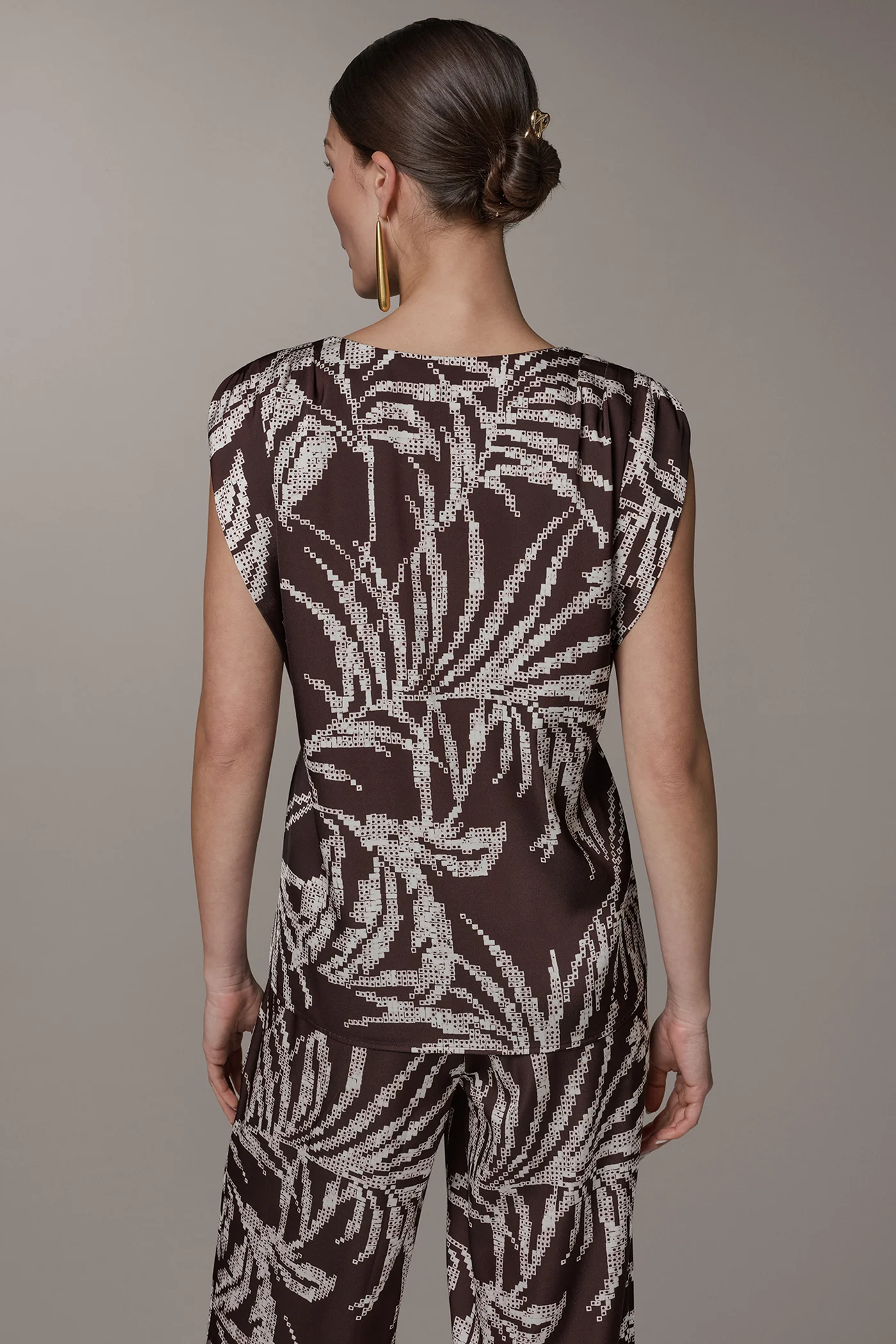 SLEEVELESS EXTENDED SHOULDER TOP - VXVOV