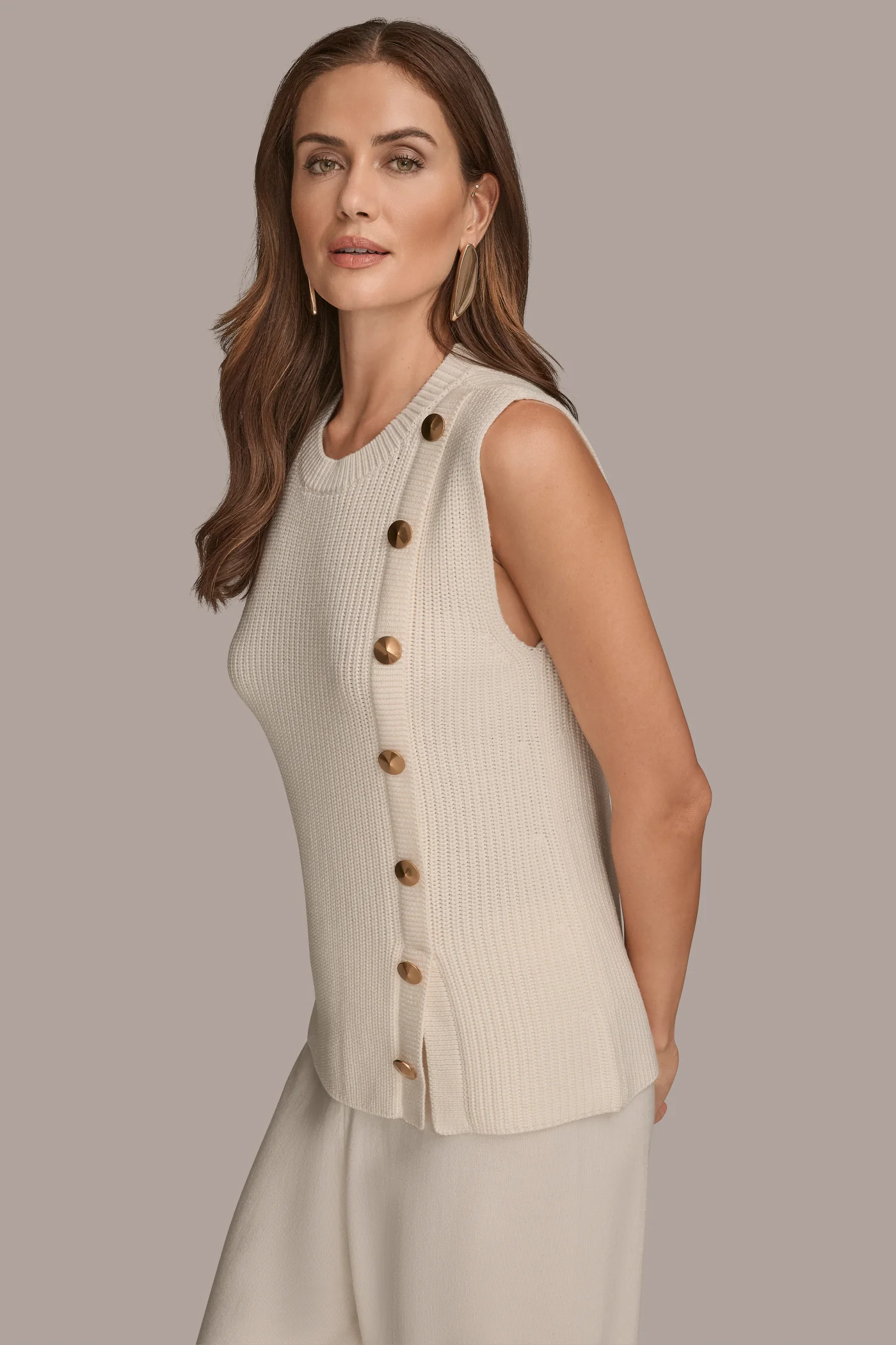 SLEEVELESS CREW-NECK BUTTON SWEATER - VXVOV