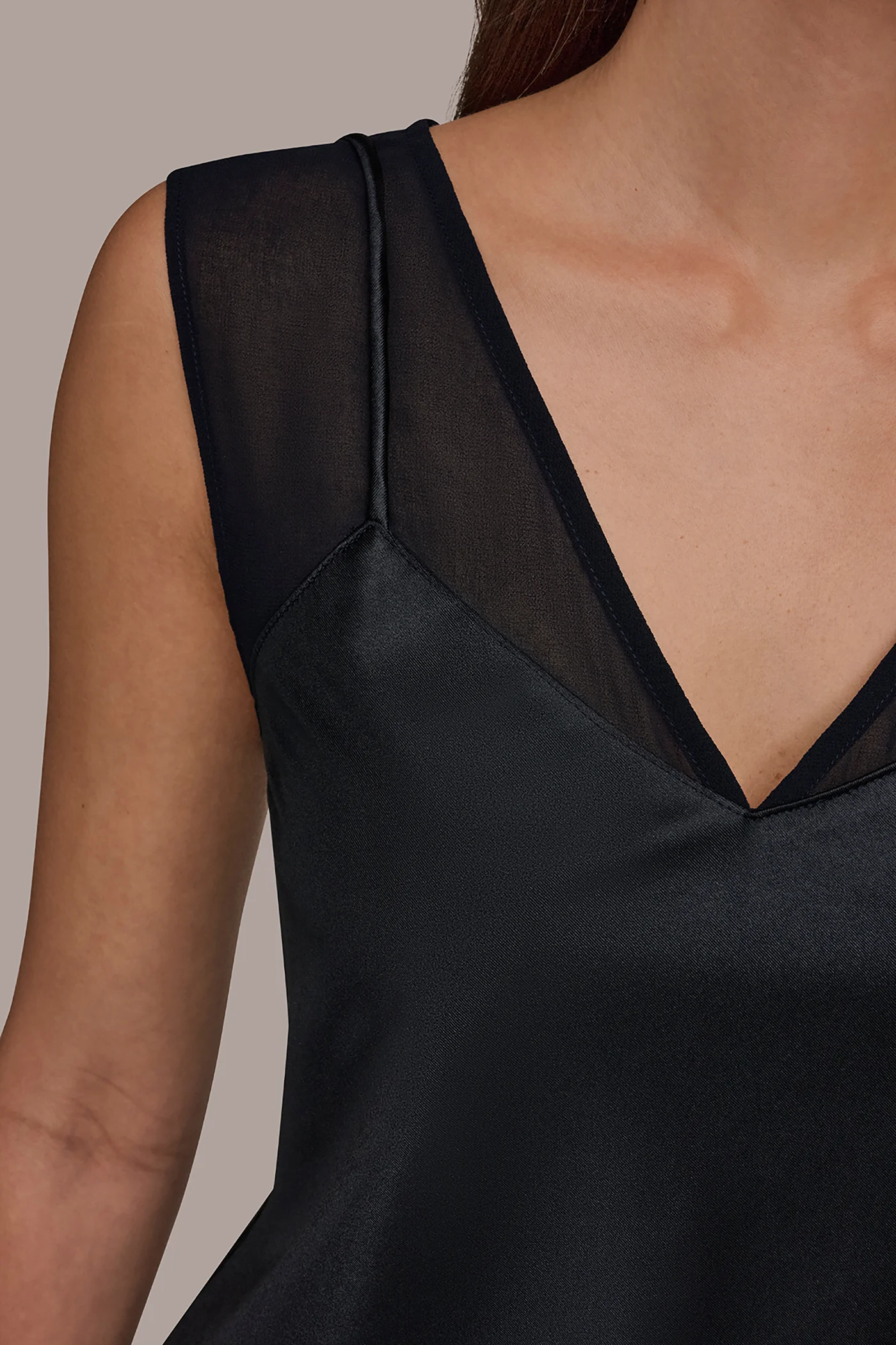SLEEVELESS V-NECK TOP - VXVOV