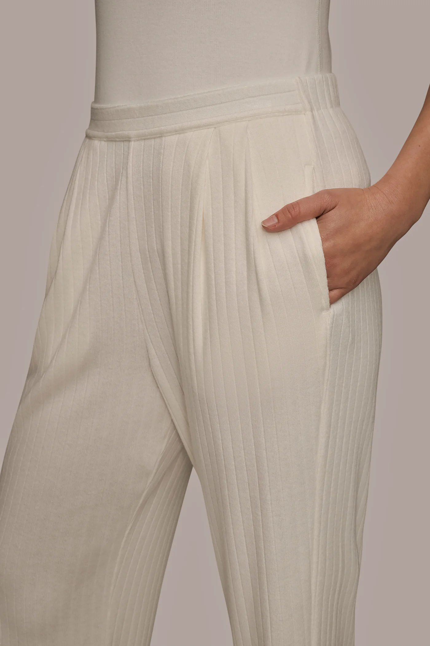 HIGH-RISE PLEATED RIBBED RELAXED PANT - VXVOV