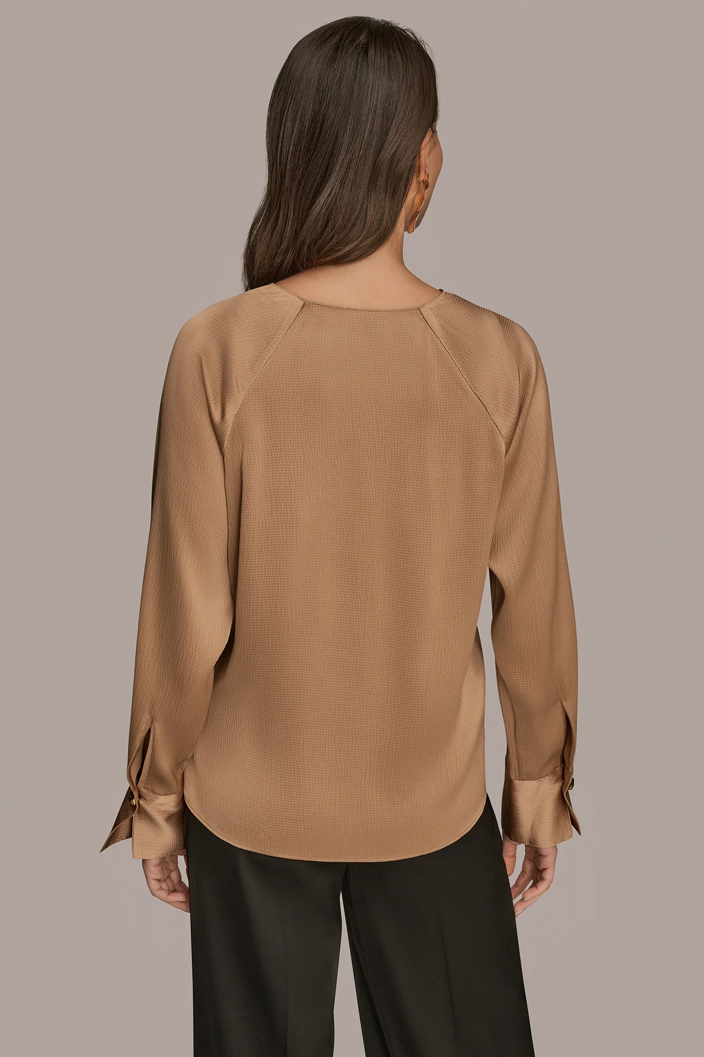 HAMMERED SATIN LONG SLEEVE V-NECK TOP - VXVOV